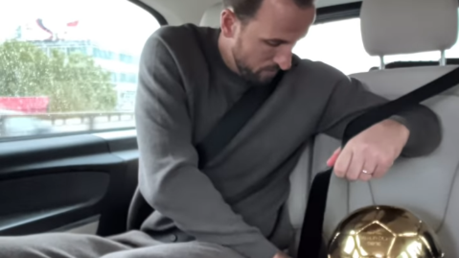 El notable Pasajero VIP: Harry Kane le puso cinturón de seguridad a su Balón de Oro
