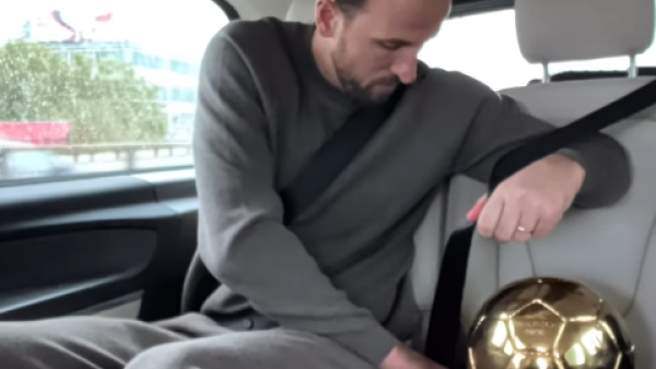 El notable Pasajero VIP: Harry Kane le puso cinturón de seguridad a su Balón de Oro