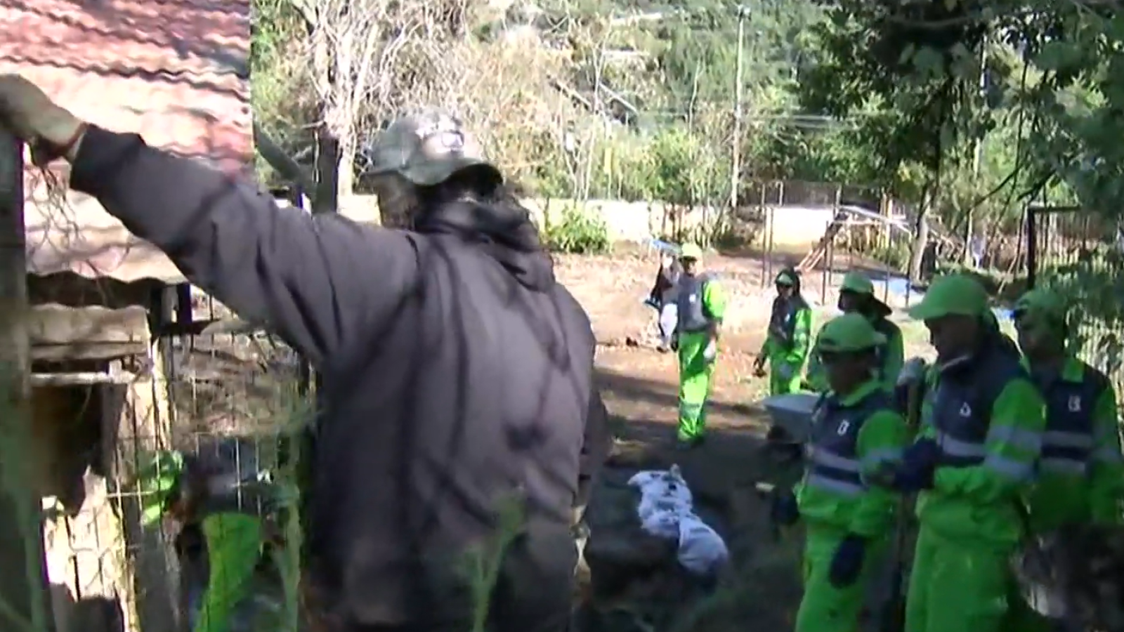 Colegio de Lo Barnechea quedó bajo el barro tras las lluvias de este lunes
