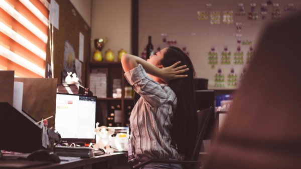 ¿Pasas muchas horas frente al computador? La regla de 30 minutos para evitar el sedentarismo laboral