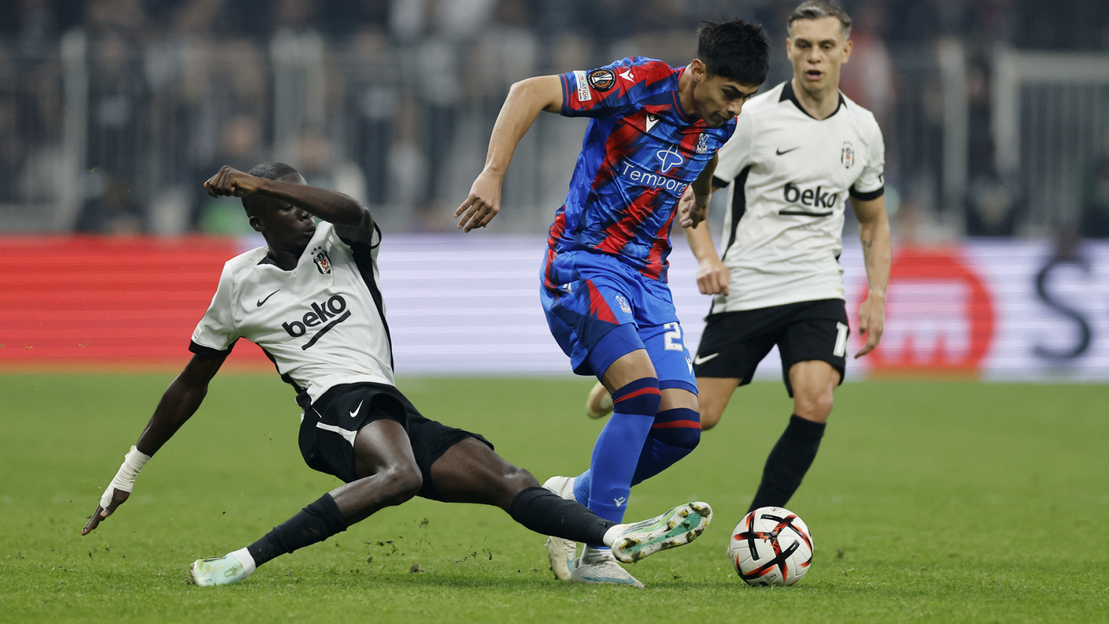 "Con túnel incluido": El lujo de Darío Osorio en el triunfo del Crystal Palace en la Copa de la Liga
