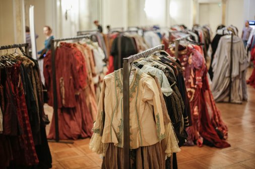 Teatro Municipal de Santiago pone a la venta vestuarios y piezas históricas de sus producciones
