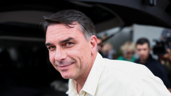Quería gobernar, perdió y se fugó: Escándalo por huida de Flavio Bolsonaro a Estados Unidos