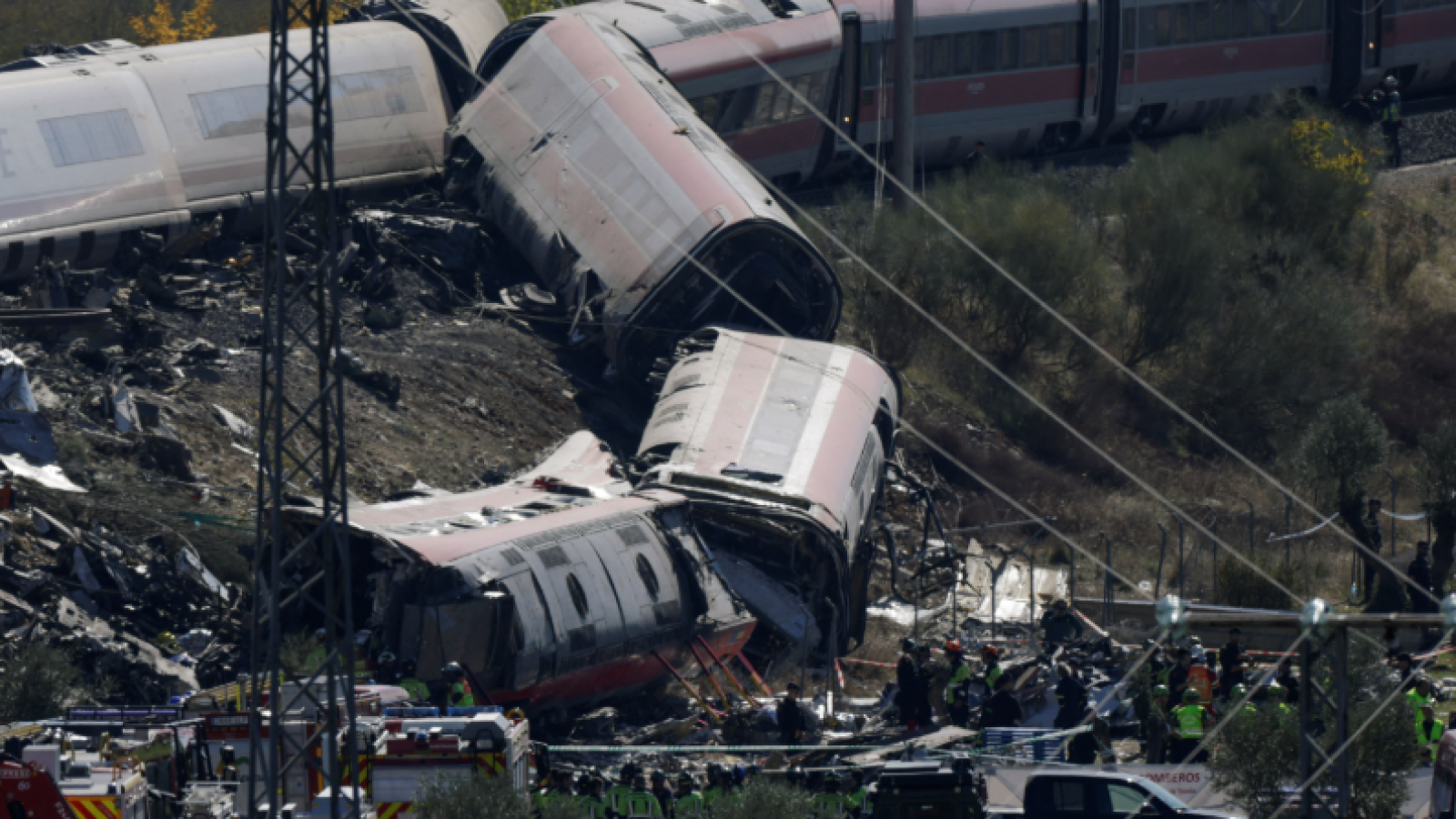 Aumentan a 64 los fallecidos en choque de trenes en España

