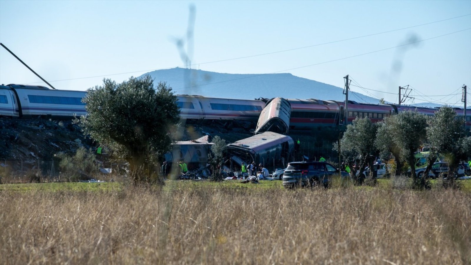 Tragedia en España: Los videos del accidente ferroviario que deja al menos 30 fallecidos
