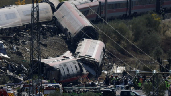 Aumentan a 64 los fallecidos en choque de trenes en España