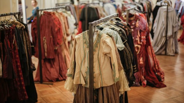 Teatro Municipal de Santiago pone a la venta vestuarios y piezas históricas de sus producciones