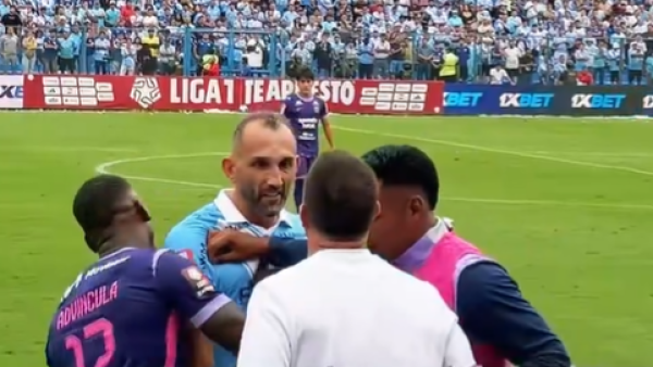 Pablo Guede y Hernán Barcos protagonizan tenso cruce tras el clásico: Pechazos y pelea siguió en el túnel