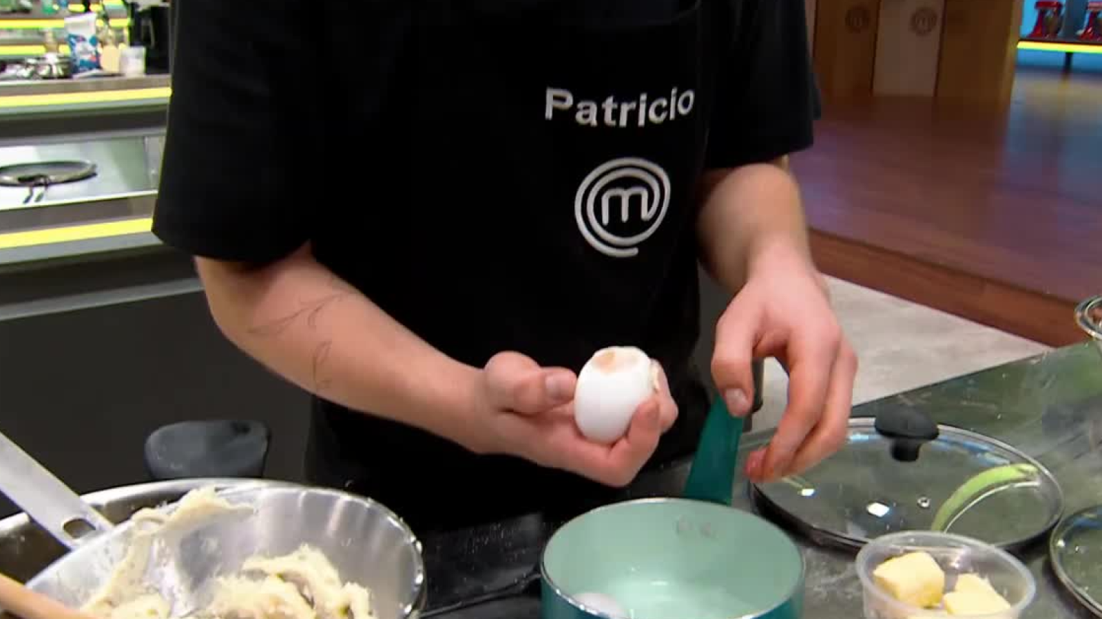 ¡Todo mal!: Pato olvidó un detalle clave a la hora de hacer huevos duros
