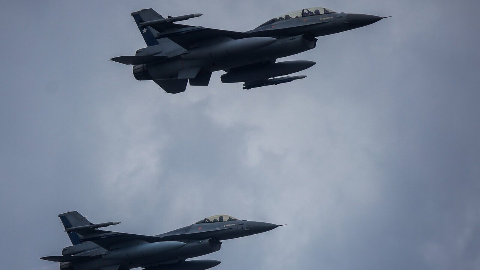 ¡A mirar al cielo! Aviones de la FACh sobrevolarán 12 comunas de Santiago durante este jueves
