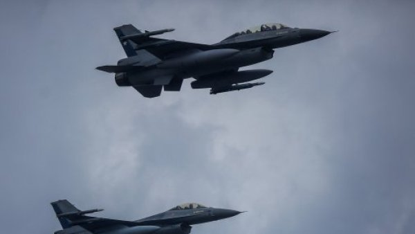 ¡A mirar al cielo! Aviones de la FACh sobrevolarán 12 comunas de Santiago durante este jueves