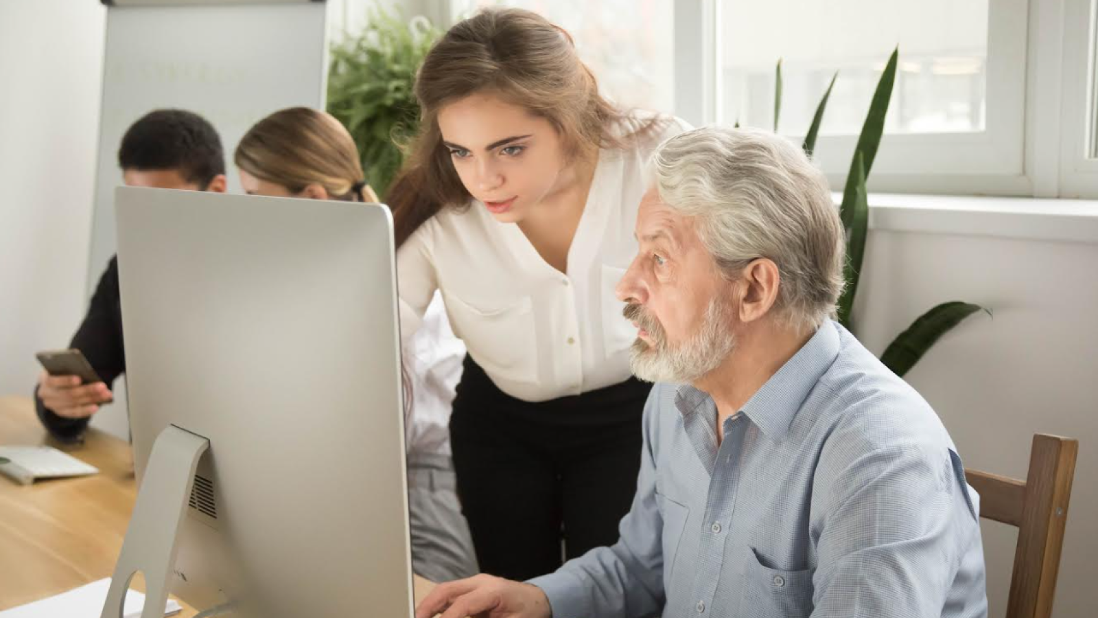 Poder, tiempo y carrera: Los invisibles costos que impactan laboralmente entre la Generación Z y Boomers
